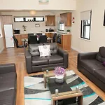 Arch House & 4*